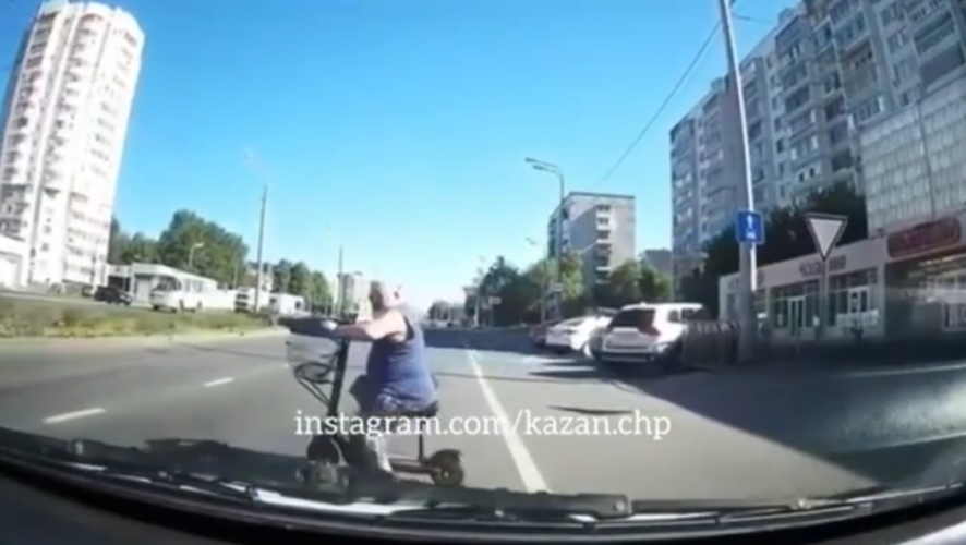 Водитель вовремя заметил женщину и остановился.