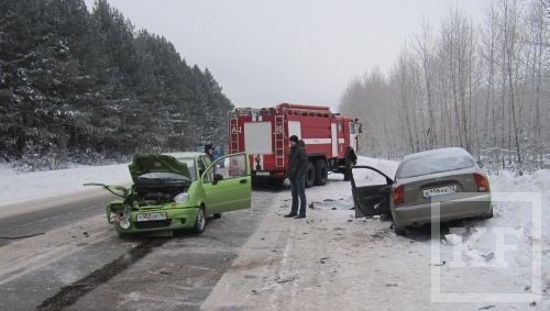 Вчера в 9 утра на 6 км автодороги Набережные Челны – Менделеевск произошла авария. Женщина-водитель «Дэу Матиз» хотела совершить обгон в зоне действия
