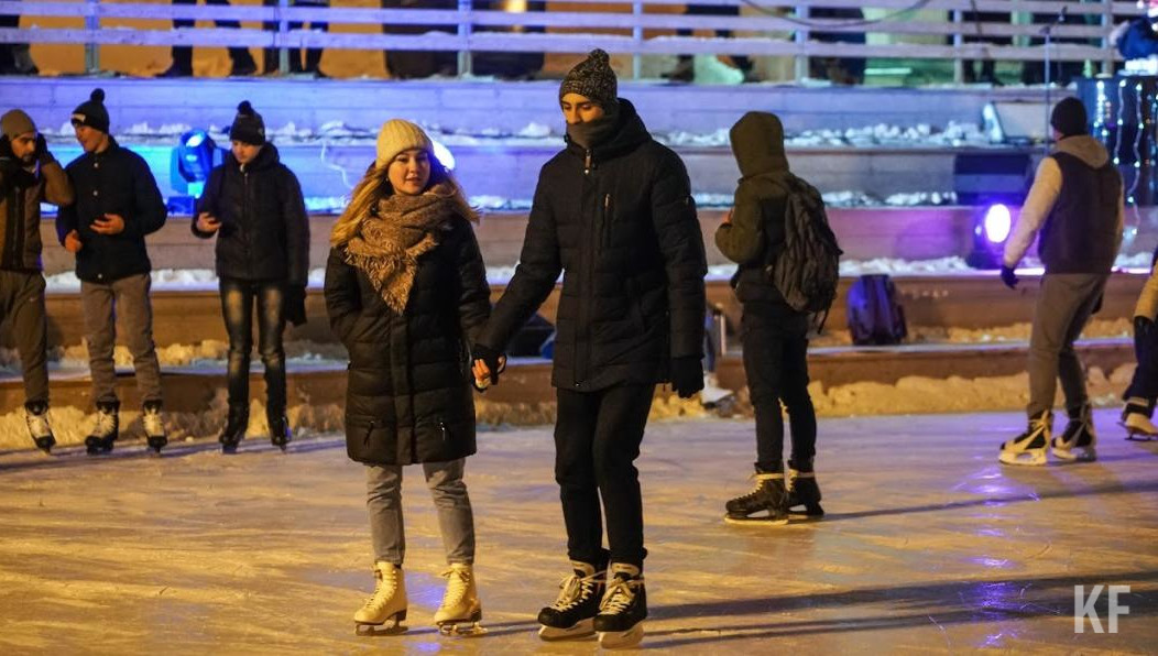 Вход со своими коньками стоит 100 рублей в час