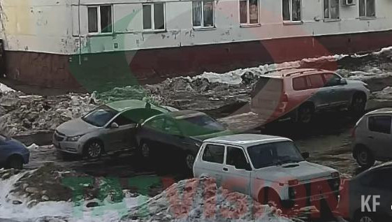 Мужчина оказался зажат между двух машин.