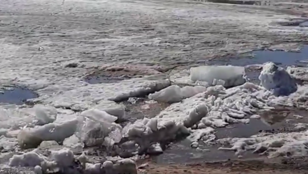 Лед тронулся буквально на глазах у желающих не пропустить это событие.