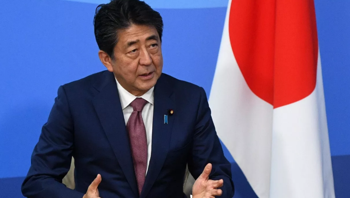 Политик был ранен в область груди и шею.