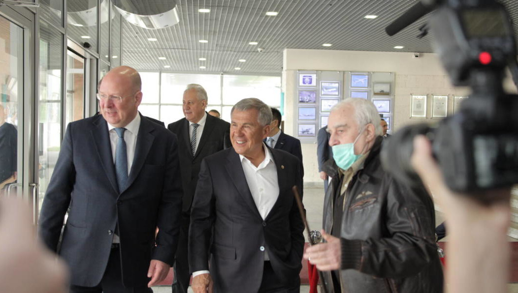 Также президент Татарстана посетил музейную зону предприятия.