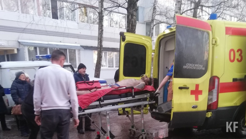 Пострадавшего нашли на лестничной клетке около двери в горевшую квартиру.