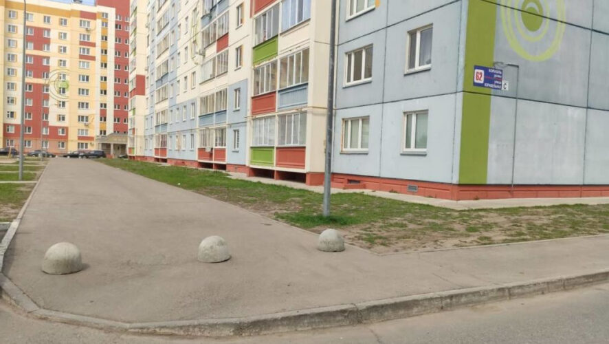 Ограничения связаны с ездой автолюбителей на пешеходных зонах.