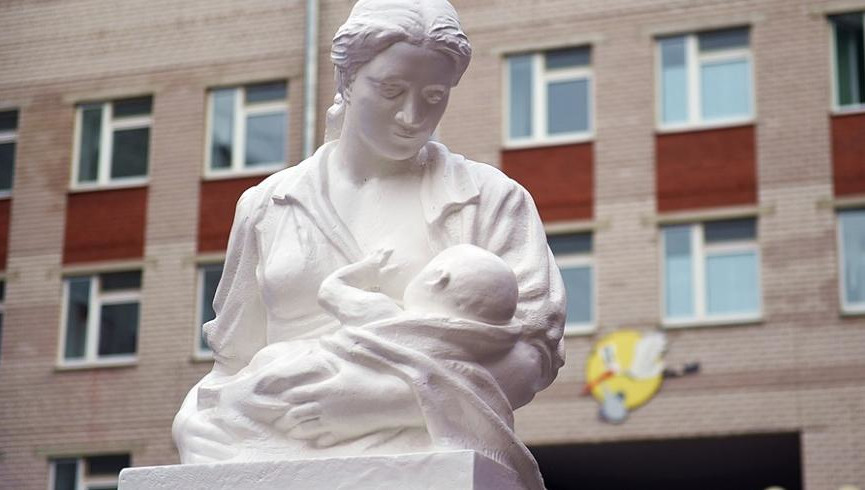 Сотрудники женской консультации и роддома оказывают помощь 145 тысячам женщин.