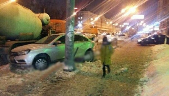 Массовая авария произошла несколько минут назад недалеко от пересечения улиц Вишневского и Шмидта в Казани. Об этом сообщили очевидцы «ВКонтакте».