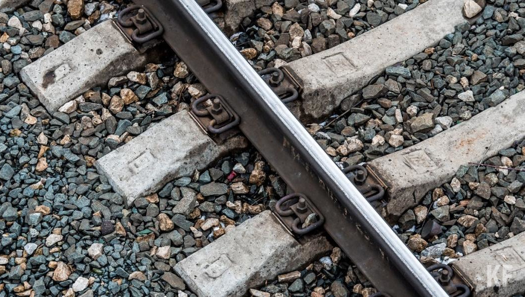 Подросток переезжал пути на детском кроссовом мотоцикле.