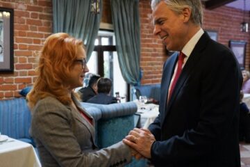 Посол США в России Джон Хантсман в Казани встретился с основателем фонда помощи больным ВИЧ Светланой Изамбаевой