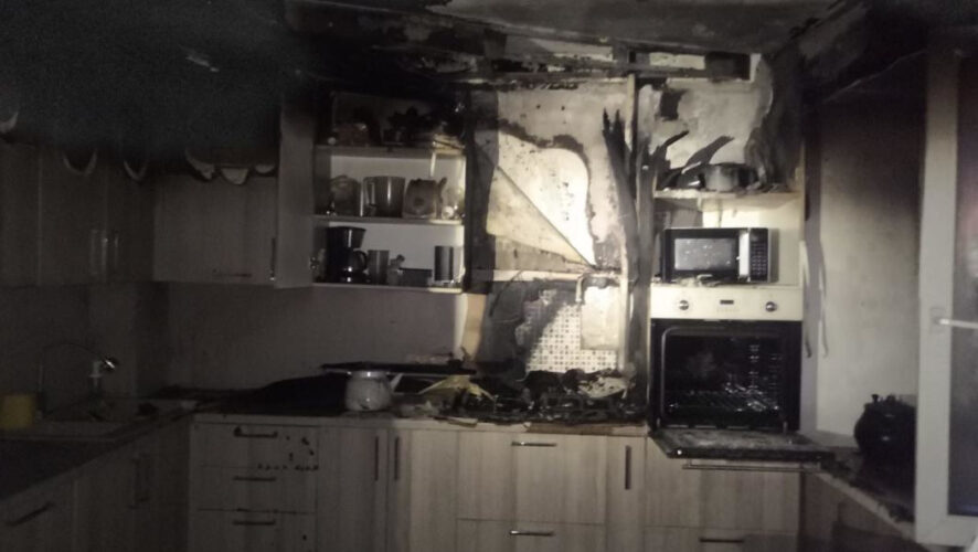 В одной из квартир из-за возгорания плавился натяжной потолок.