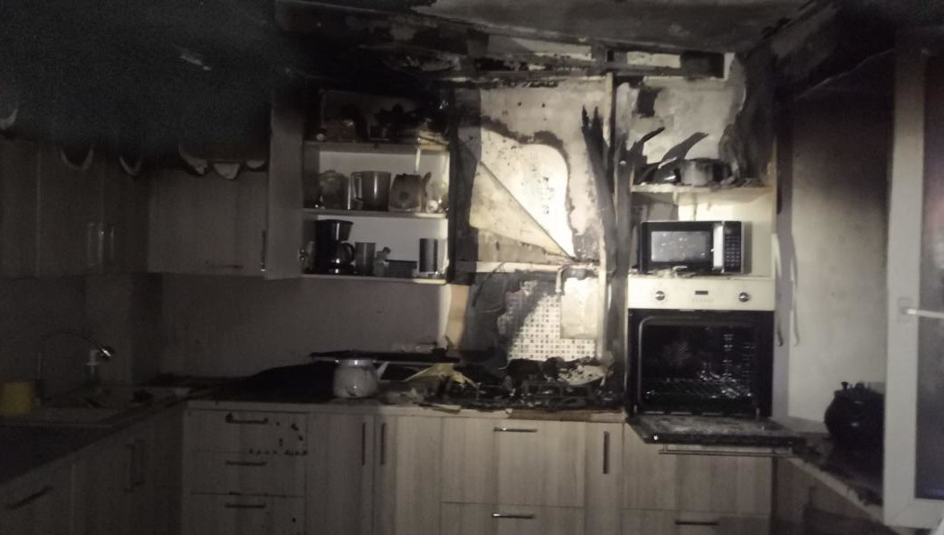 В одной из квартир из-за возгорания плавился натяжной потолок.