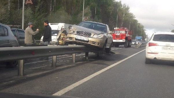 Машины скопились на Горьковском шоссе.