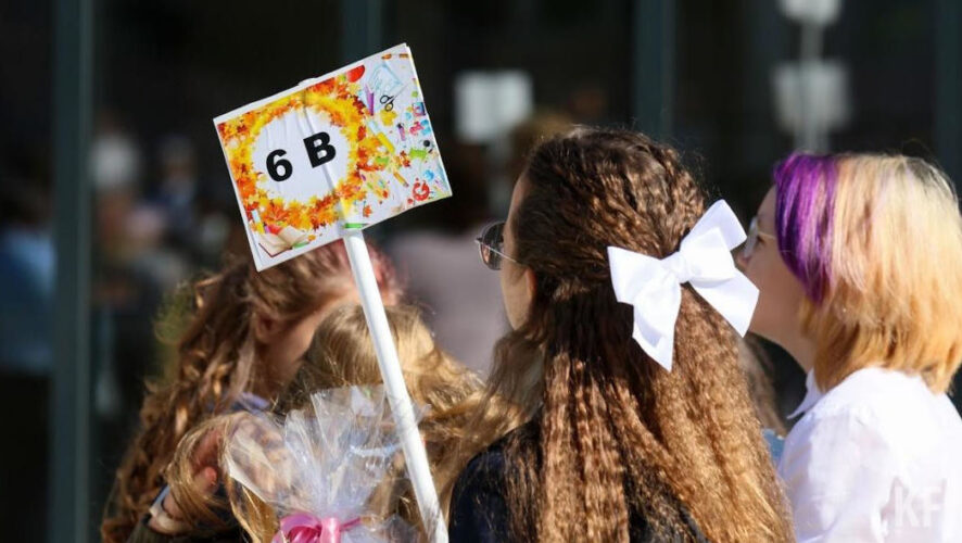 Глава ведомства пожелал школьникам и студентам трудолюбия и вдохновения