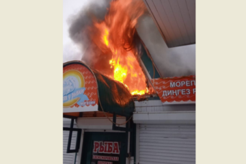 Существовала угроза распространения огня на соседние магазины.