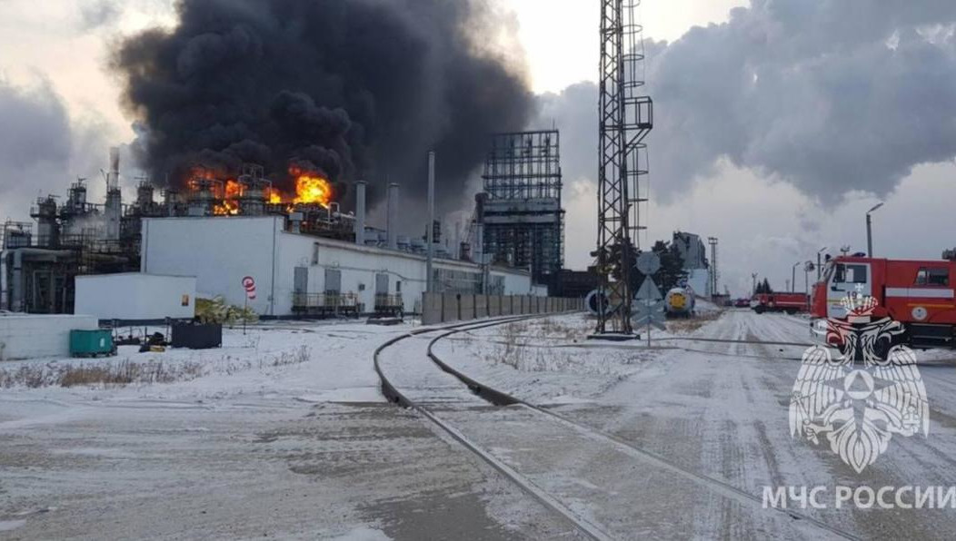 Роспотребнадзор прoверяет воздух на мeсте возгорания.