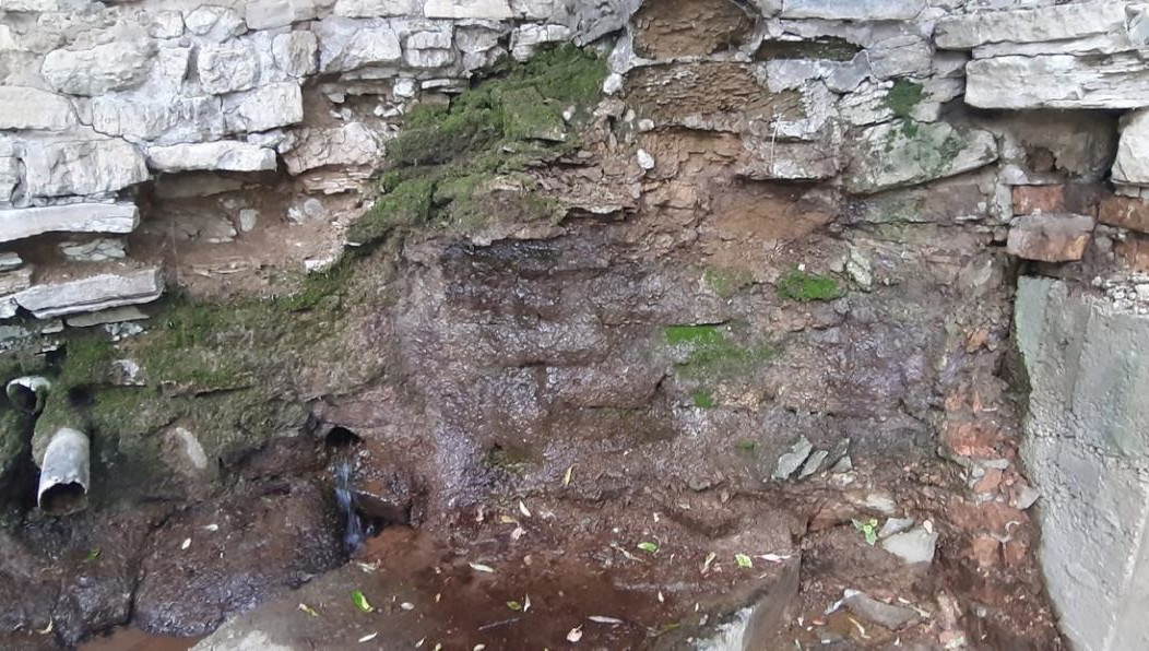 Местные власти в денежной помощи им отказывают.