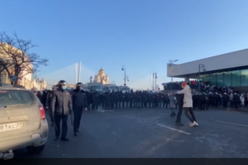 Во Владивостоке протестующие перекрыли движение по центральной улице города.