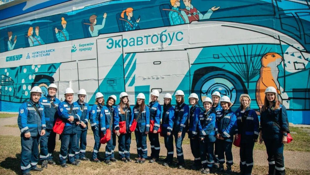 Креативная идея для украшения фасада принадлежит сотруднику предприятия.