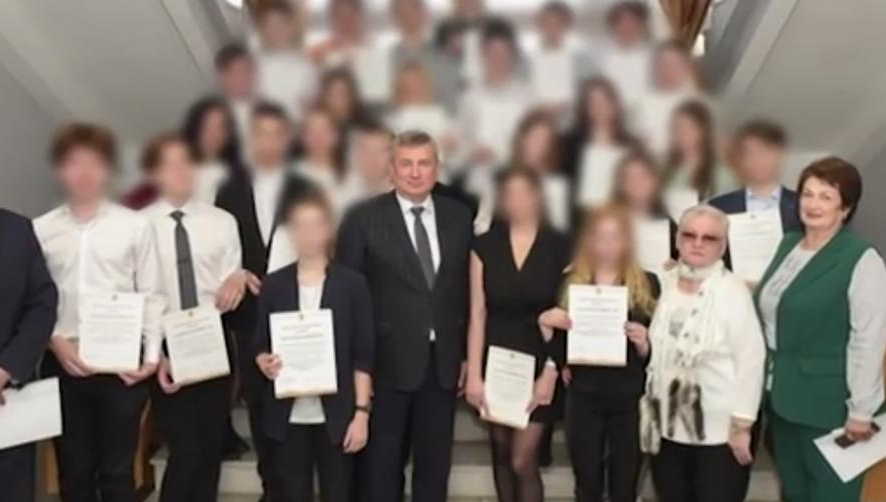 В подарке были также кетчуп и другие соусы.