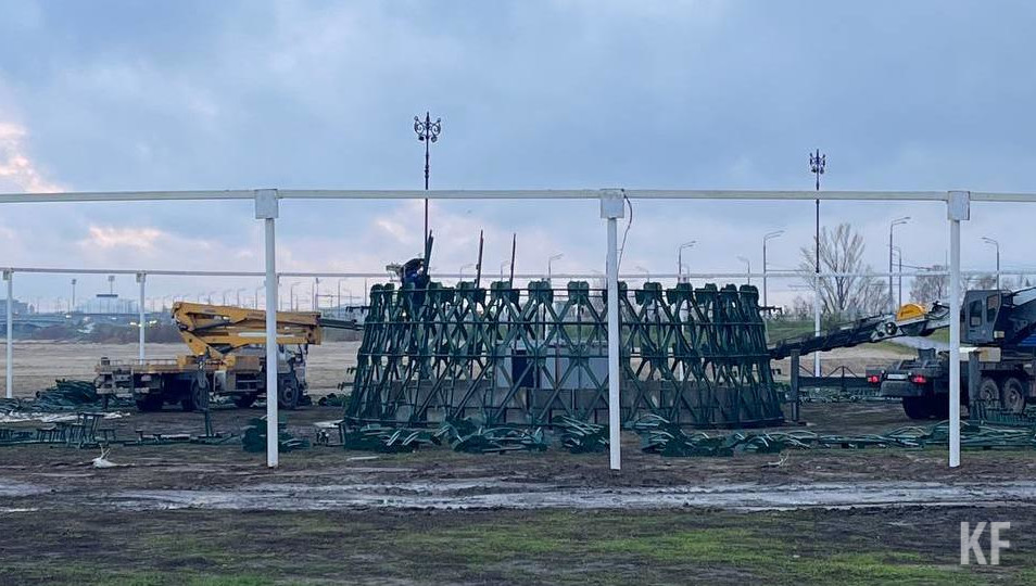 На площади у центра семьи Казан установили основание главного символа праздника.