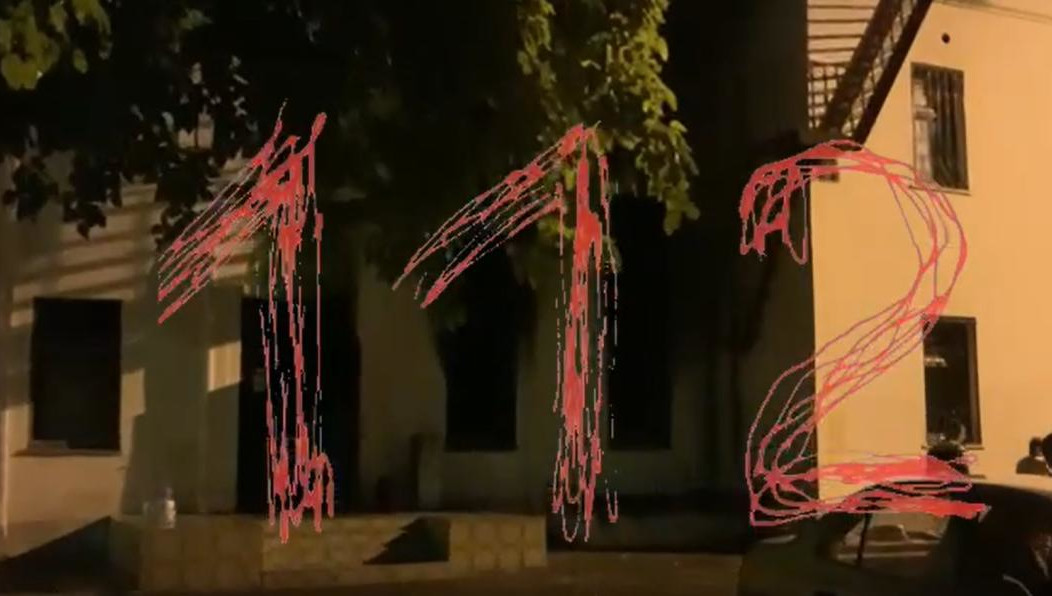 С ожогами и отравлением продуктами горения госпитализированы три человека.