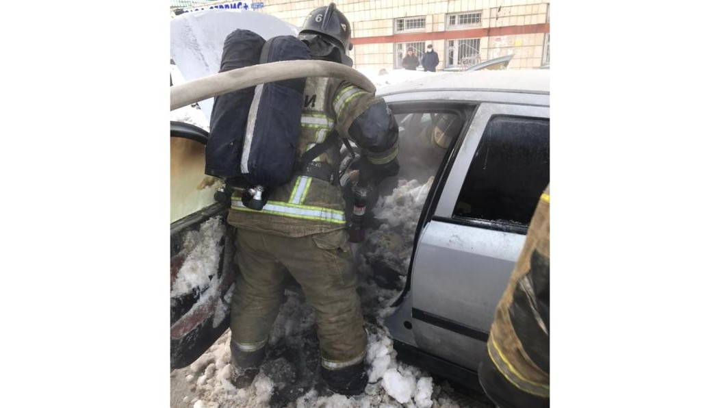 В моторном отсеке автомобиля «Опель Астра» произошло короткое замыкание.