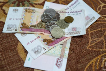 Ежемесячные доплаты выросли на 460 рублей.