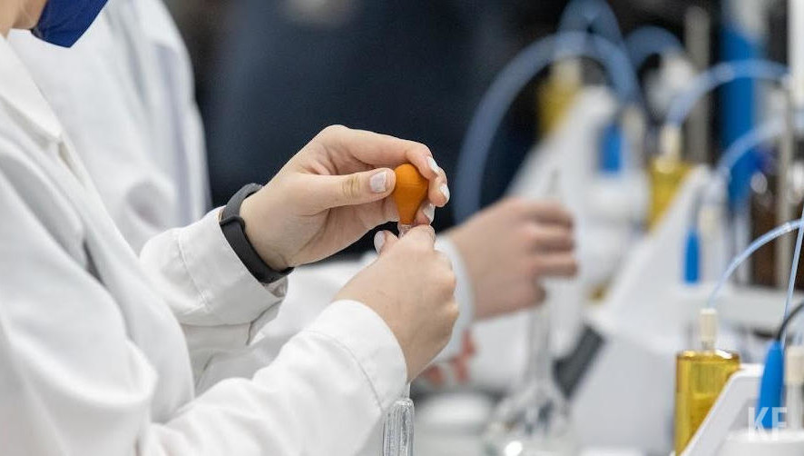 У экс-президента также спросили об эвакуировании этих самых лабораторий.