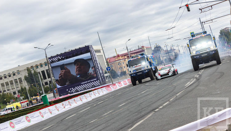 В столице Татарстана устроили автошоу на площади у стен Кремля.
