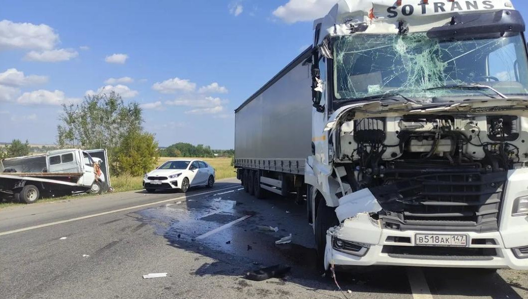 Водитель многотонной фуры не выбрал безопасные скорость и дистанцию.
