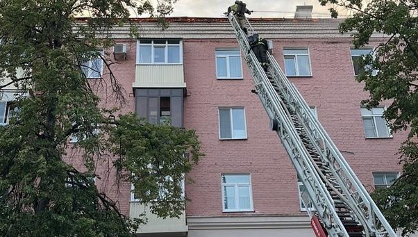 На ликвидацию огня брошено шесть стволов.