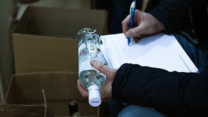 20 л контрафактного алкоголя нашли азнакаевские полицейские в салоне легкового автомобиля таксиста