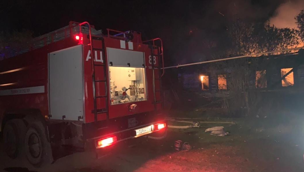 Огонь также сильно повредил дом.