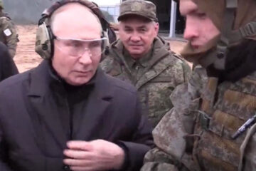 Оружие российскому лидеру одолжил один из военных.
