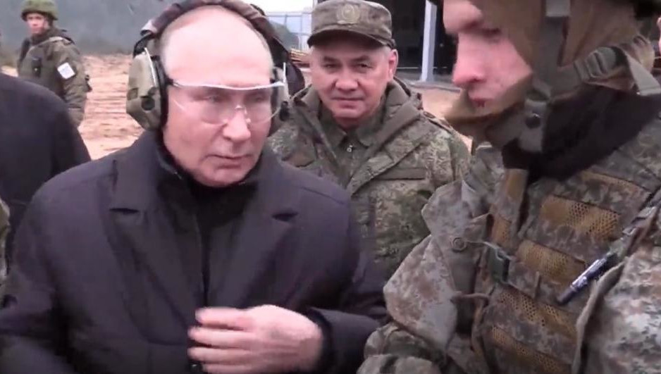 Оружие российскому лидеру одолжил один из военных.