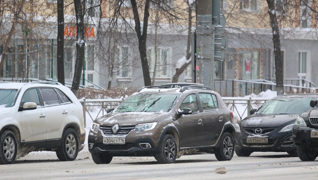 Скандальная ситуация в городе  - местные власти отгородили бетонными блоками и сделали платной парковку у ТЦ «Лагуна». Елабужане и предприниматели недовольны