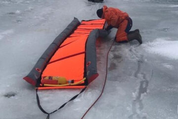 Теперь они вынуждены заплатить штраф за выход на лед толщиной менее 7 сантиметров.
