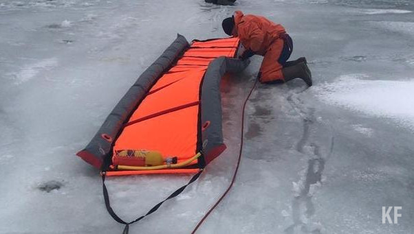 Теперь они вынуждены заплатить штраф за выход на лед толщиной менее 7 сантиметров.