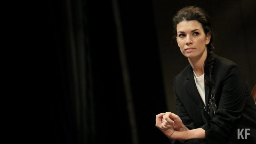 Ее отъезд активно обсуждается в Телеграм-каналах.