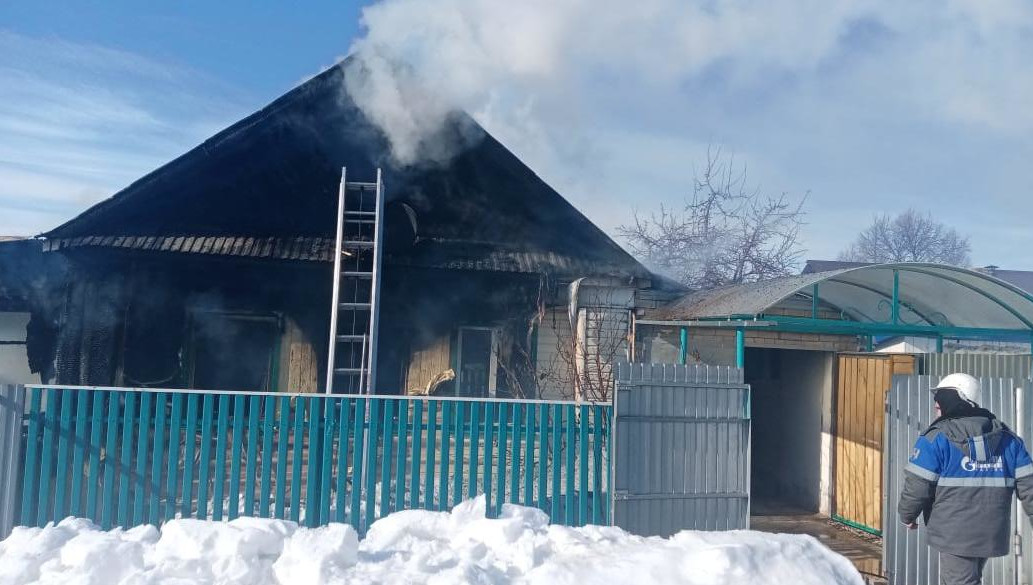 К ликвидации пожара привлекались 21 человек и 7 единиц техники.