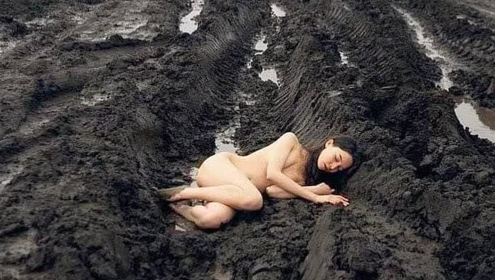 В сеть попали фото обнаженной девушки