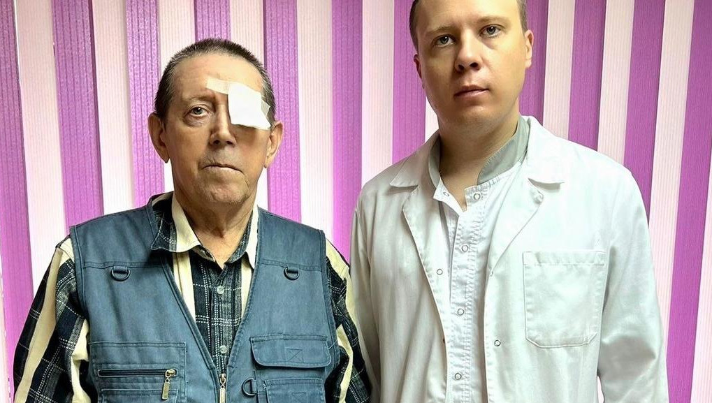 Мужчина носил очки с толстыми стеклами больше 60 лет.