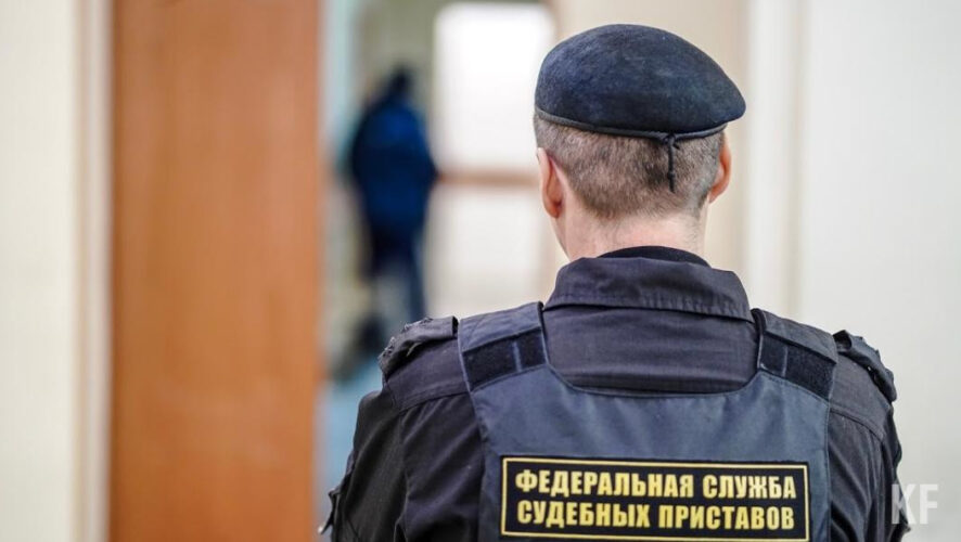 Приставы вынудили задолжавшего 450 тысяч рублей мужчину раскошелиться.