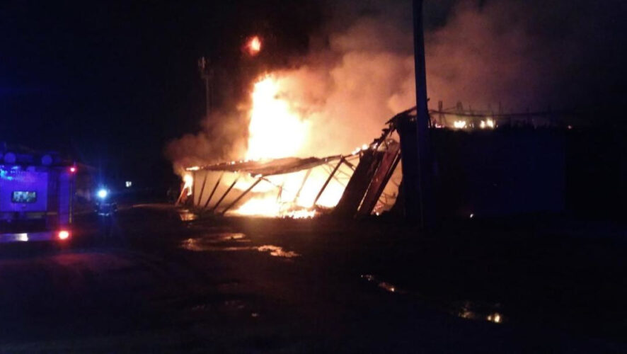 Сотрудники МЧС в эти минуты борются с огнем.