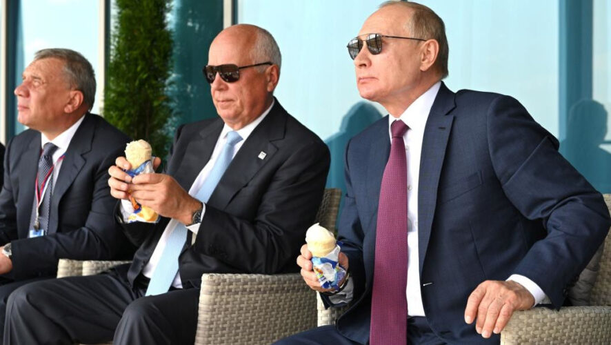 Президенту принесли мороженое бренда «Коровка из Кореновки».