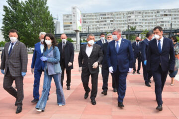 Изначально президенту Татарстана продемонстрировали навес над павильоном у остановки «6 комплекс».