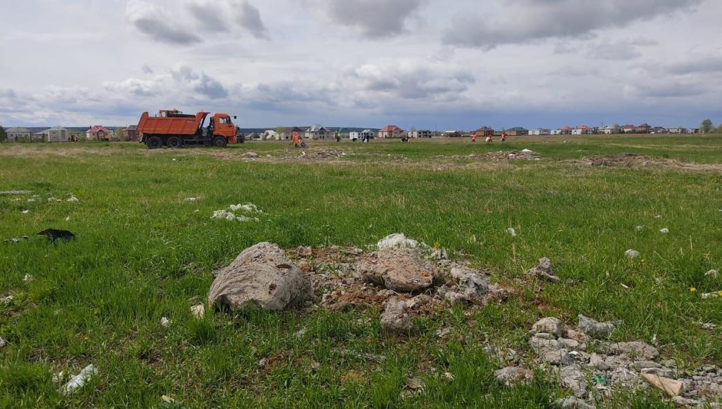 Жалобы на заполоненные мусором поля поступают в соцсетях регулярно.