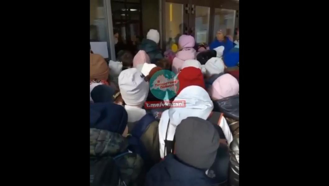 У стен образовательного учреждения - ежедневное столпотворение