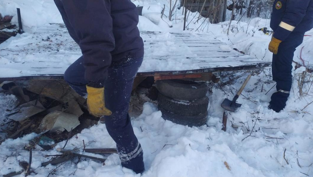 Доставать погибшего из-под обломков хозпостройки пришлось спасателям.
