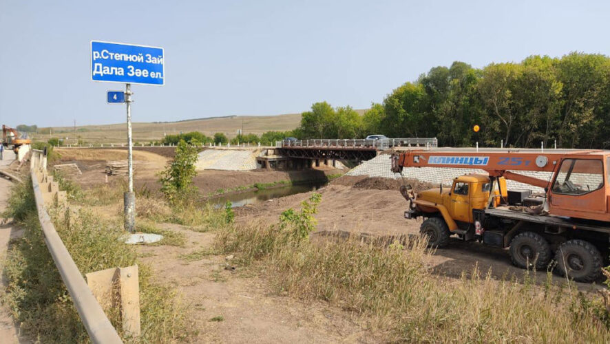 Автомобилям приходится проезжать по потрепанным доскам. Обращение жителей о необходимости ремонта пока на рассмотрении. А на восстановление основного моста тем временем объявили тендер.